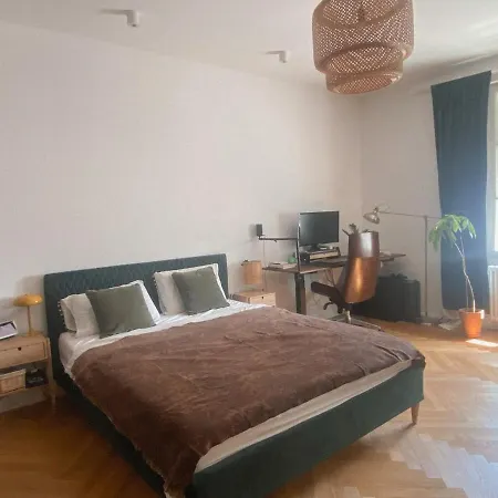 Charming & Quiet Retreat In The Heart Of Апартаменты *