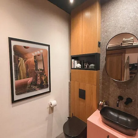Апартаменты Charming & Quiet Retreat In The Heart Of